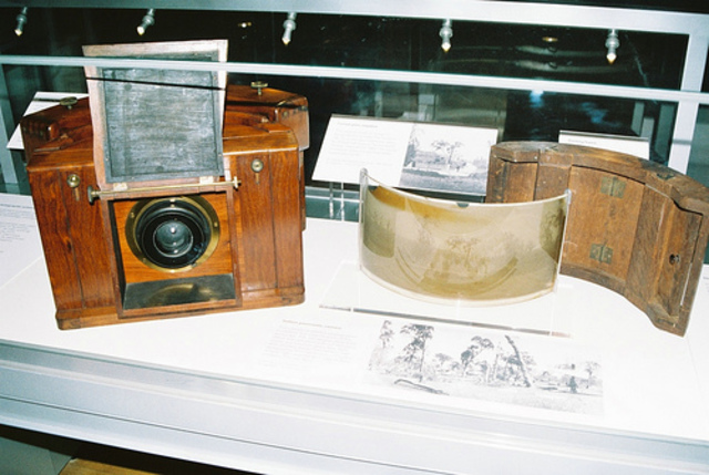 Joseph Nicephore Niepce created the first photografic camera.