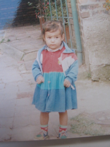 CON MI VESTIDO FAVORITO, TENIA 4 AÑOS