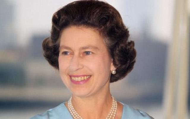 Queen Elizabeth writes her first email!