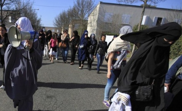 Muhammad and followers march
