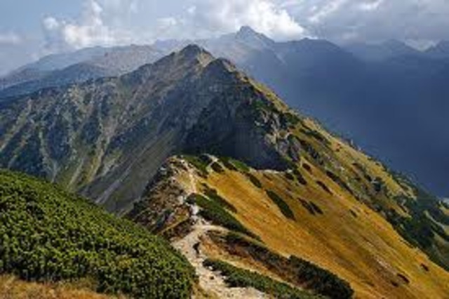 Muhammed begins making retreats to the mountains