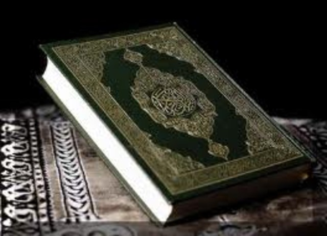 Muhammed gathers words verse by vese later to become Qur'an