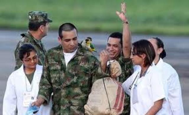 Liberados policías y militares retenidos