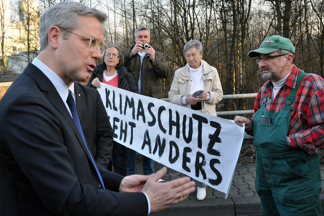Norbert Röttgen, Bundesumwelt-Minister und Spitzenkandidat im NRW-Wahlkampf nimmt sich einige Minuten Zeit für ein Gespräch mit den Kraftwerksgegnern