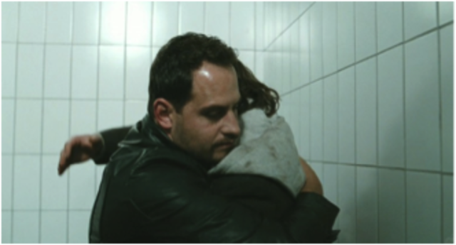 Illias Kuscheln Zino in das Gefängnis