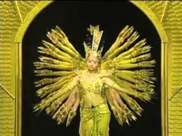 empieza en china el color de las uñas señalaban el nivel social junto a la  longitud en la antigüedad se consideraba que las uñas largas, pulidas y  coloreadas eran una marca de distinción entre aristócratas y  trabajadores.