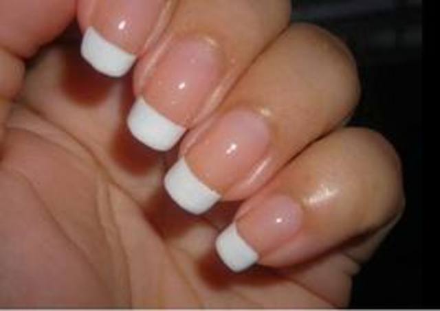 La manicura francesa apareció sobre el siglo XVIII en Paris. fue diseñado para parecerse a las uñas naturales, y  se caracterizan por las uñas naturales base de rosa con puntas blancas
