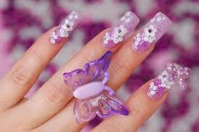 El material artificial que se usa hoy en día se inventó “sin querer” en  el año 1957. Un dentista en los EE.UU. (Dr.Frederick A. Snack Jr) estaba  desarrollando productos acrílicos para implantes dentales. Un día se  rompió una uña e intentó arreglarla us