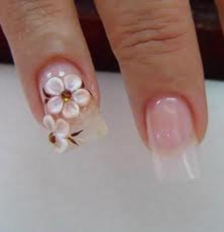 En la década de los 60 se desarrolla la industria de la uña en los  EE.UU. y cada vez existen más tipos de materiales.