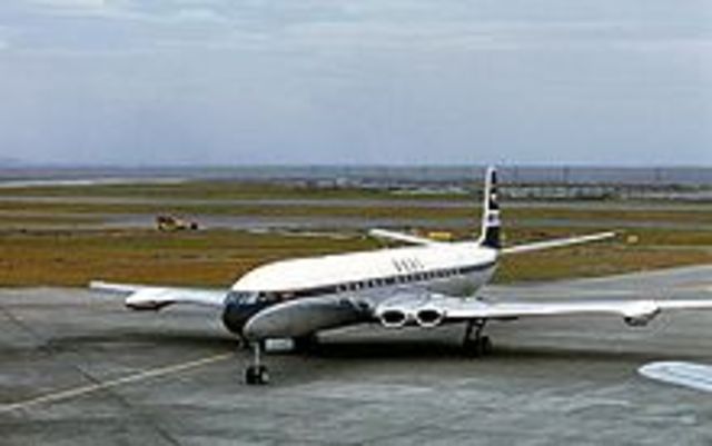 primer aviòn de uso comercial inicia oprraciones