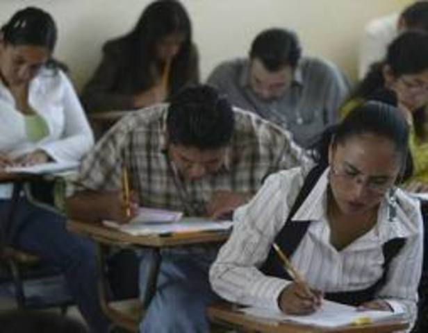 Aprueban evaluación universal de maestros en tres fases