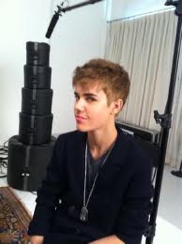justin suts his hair for charity