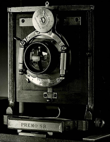 APARICIÓ DE LA PRIMERA CÀMARA RÈFLEX.