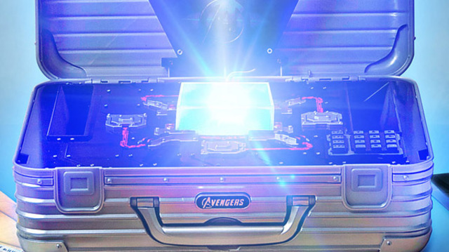 Loki use the Tesseract to teleport to Earth and all SHIELD agents try to stop him.