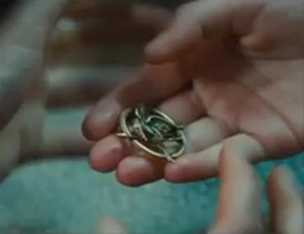 Katniss gets the mockingjay pin
