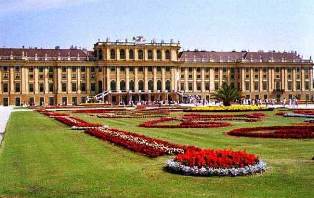 se traslada a Viena para licenciarse en derecho austriaco,