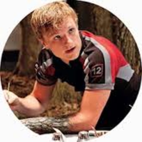 Individual training starts. Peeta shows his painting skills.