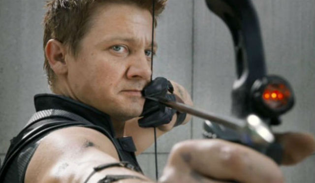 Romanoff fights and makes Hawkeye unconsious breaking Loki's mind control.