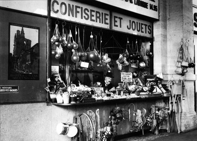 Se vuelve vendedor de dulces.