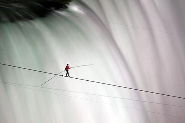 Man crosses Niagara Falls on a tightrope