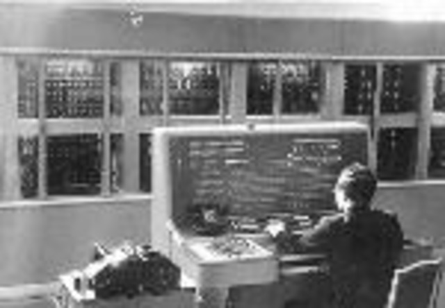 1940-еВ 1945 году работала первая в СССР аналоговая машина. До войны же были начаты исследования и разработки быстродействующих триггеров — основных элементов цифровых ЭВМ.29 июня 1948 года Председатель Совета Министров СССР И. В. Сталин подписал постанов