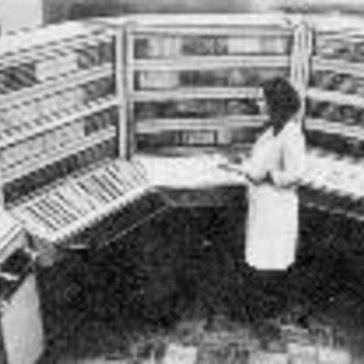 Timeline: 1968 — 1973 гг.)Элементная база ЭВМ - малые интегральные схемы (МИС). Машины предназначались для широкого использования в различных областях науки и техники (проведение расчетов, управление производством, подвижными объектами и др.). Благодаря интегральны