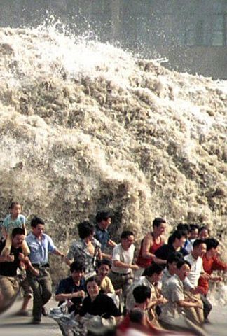Tsunami in South East Asia Kills tens of Thousands