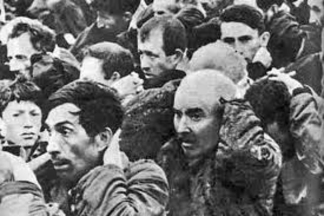 Nazis kill Polish Jews