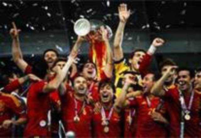 Spain becomes the first soccer team to win 3 straight major tournment