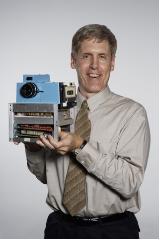 выпущена первая полноценная цифровая камера