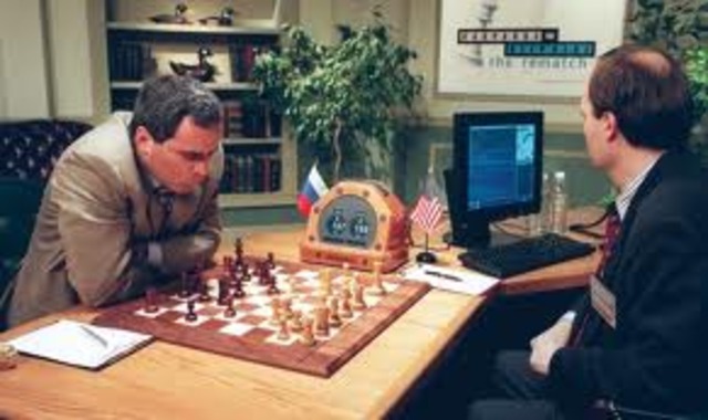 Una máquina lucha contra el hombre y gana (Big Blue gana al ajedrez al campeón mundial Kasparov)