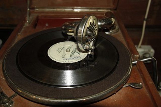 Invenció del tocadiscs.