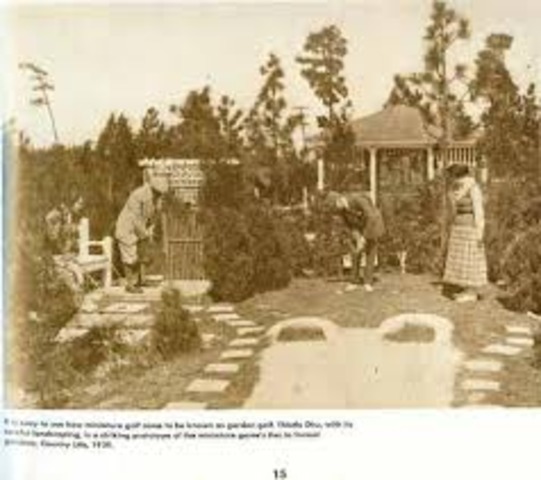The first miniature golf course opens in Pinehurst, North Carolina.