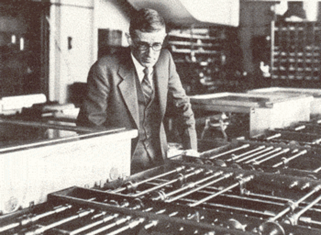 Máquina de resolver ecuaciones diferenciales de Vannevar Bush