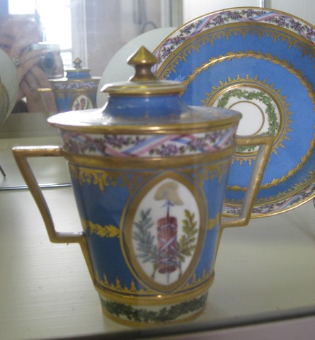 Dejeuner: tasse tronconique couverte a deux anses et soucoupe