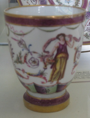 Gobelet semi-ovoide eleve et soucoupe (1794-1795)