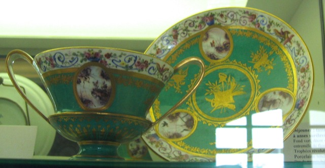 Tasse a l'etrusque et soucoupe