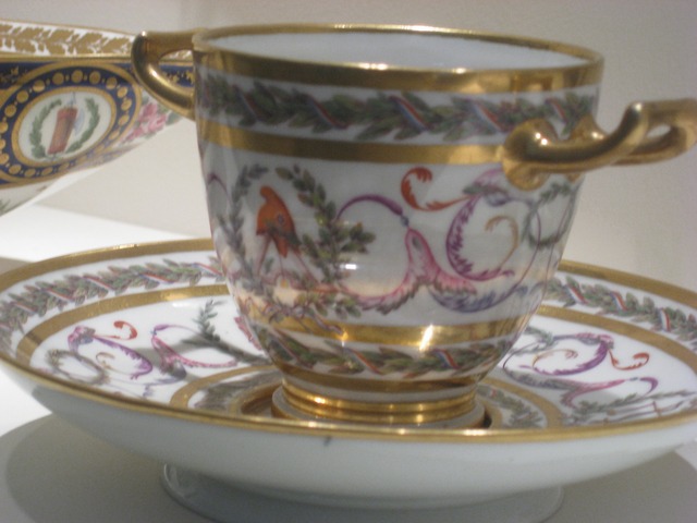 Gobelet a anses etrusques et soucoupes