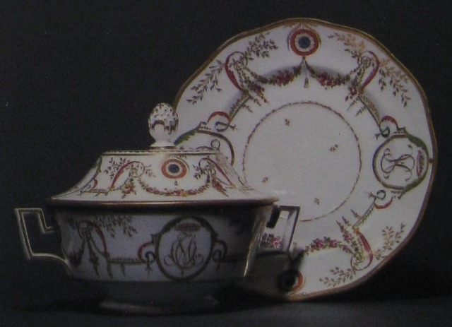 Ecuelle a bouillon et son presentoir legerement mouvemente