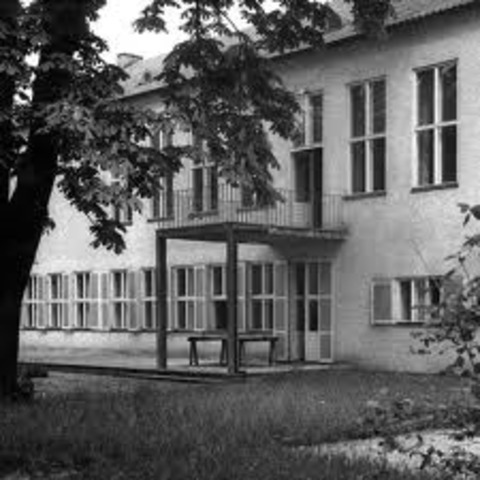 Dorothee Günther and Orff founded the Günther School for gymnastics, music, and dance in Munich. Orff was there as the head of a department from 1925 until the end of his life, and he worked with musical beginners. There he developed his theories of music