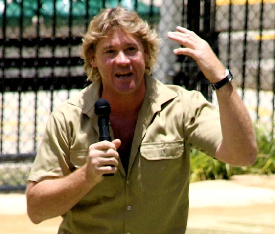 Steve Irwin dies.