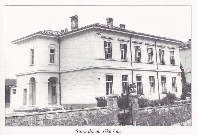 Zgrajena je prva šolska zgradba