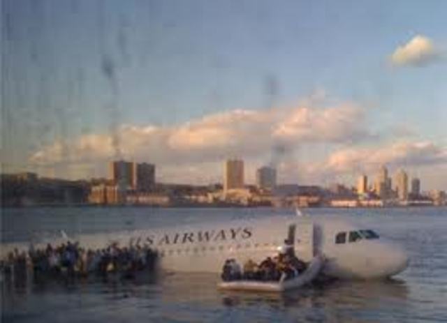 Polt lands plane in Hudson river safely