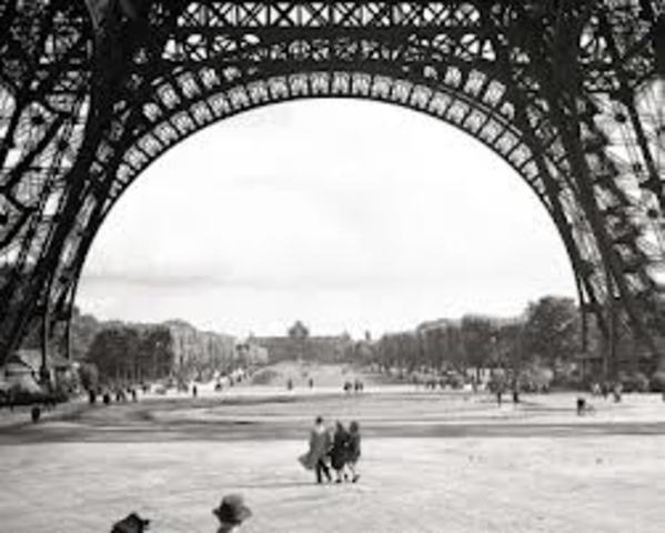 Stunt with the Eiffel Tower