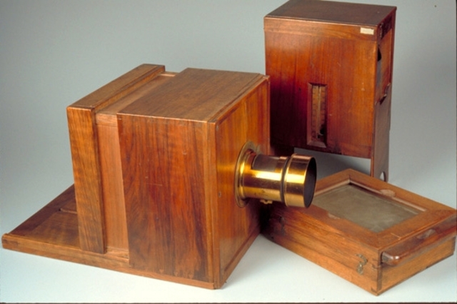 Sliding box made out of silver and chalk was used.