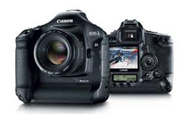 Canon introdced the EOS-1D.