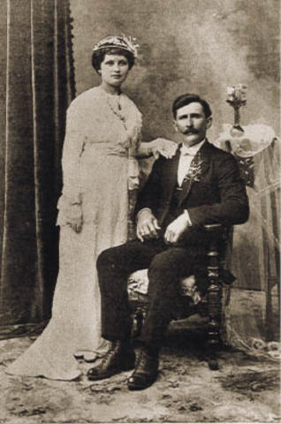 began a relationship with Bram Stoker, whom she married