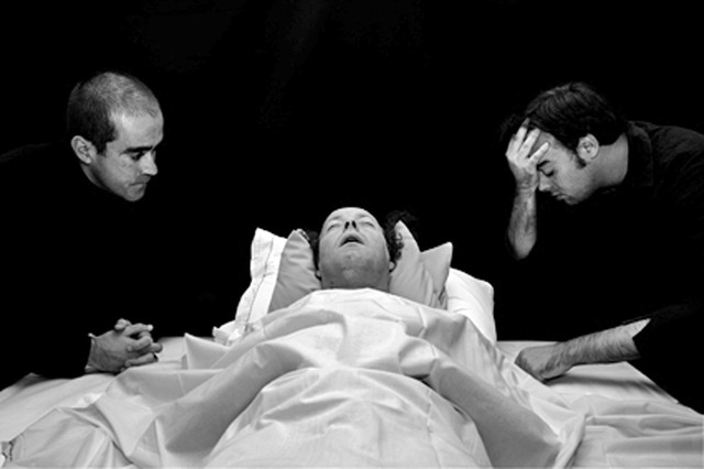 The death of his father from cancer provokes an attack of his father alarmanteThe death from cancer Caused an alarming attack.