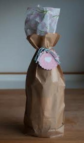 llenar la botella y cubrirla con papel celofan