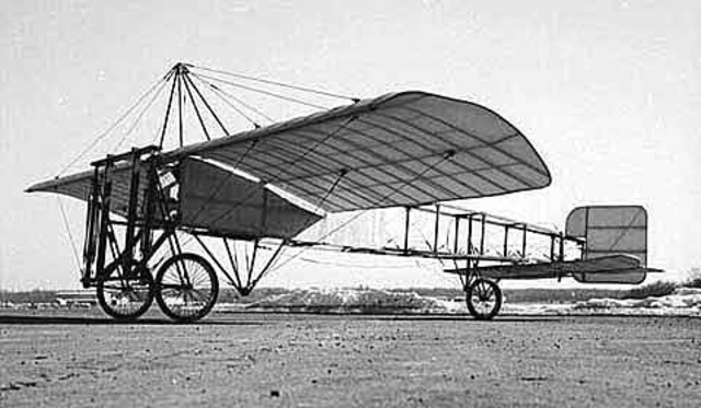 Blériot vole au dessus de la Manche.